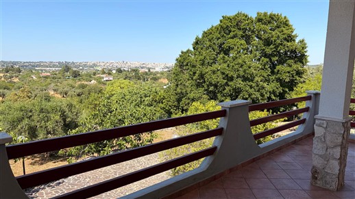 Villa Panoramica In Buone Condizioni Con Trullo Comunicante.